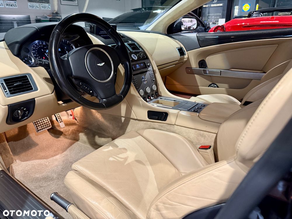 Aston Martin DB9 Standard - 21