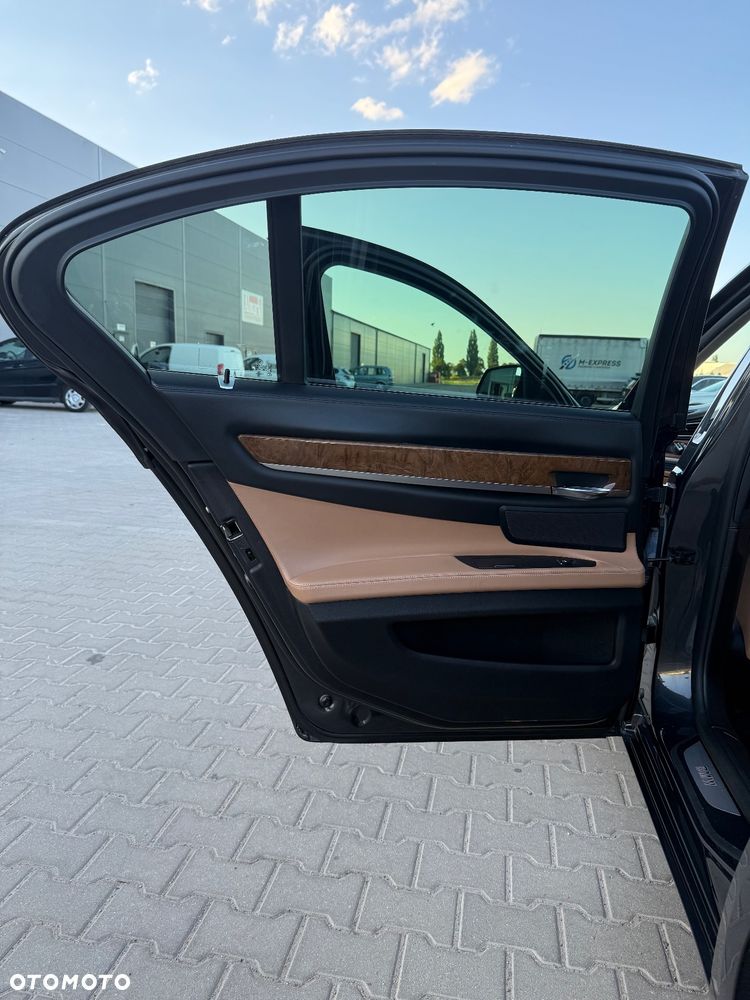 BMW Seria 7 740d xDrive - 16