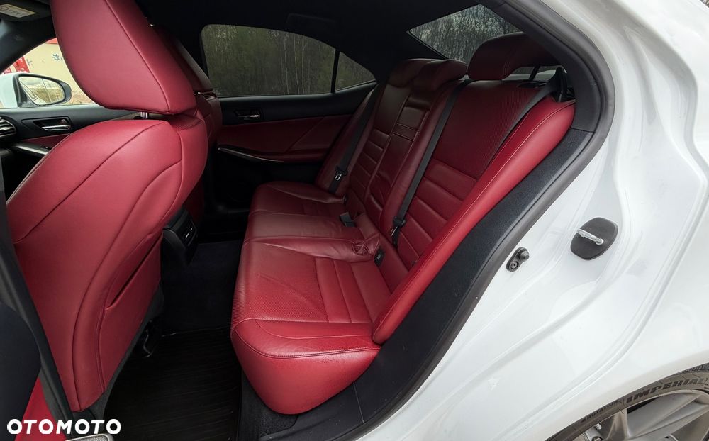 Lexus IS 300h F Sport - 34