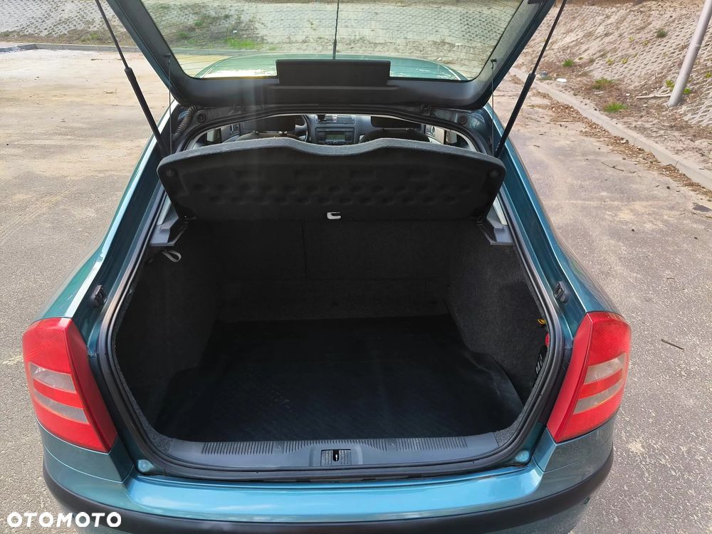 Skoda Octavia 1.6 Combi Ambiente - 22