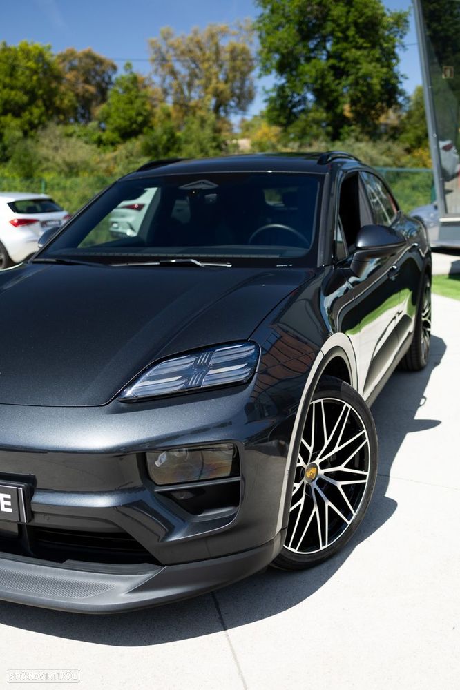 Porsche Macan Electric 4 - 18