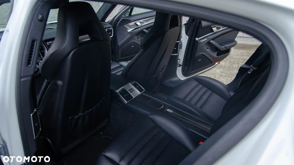 Porsche Panamera GTS PDK - 10