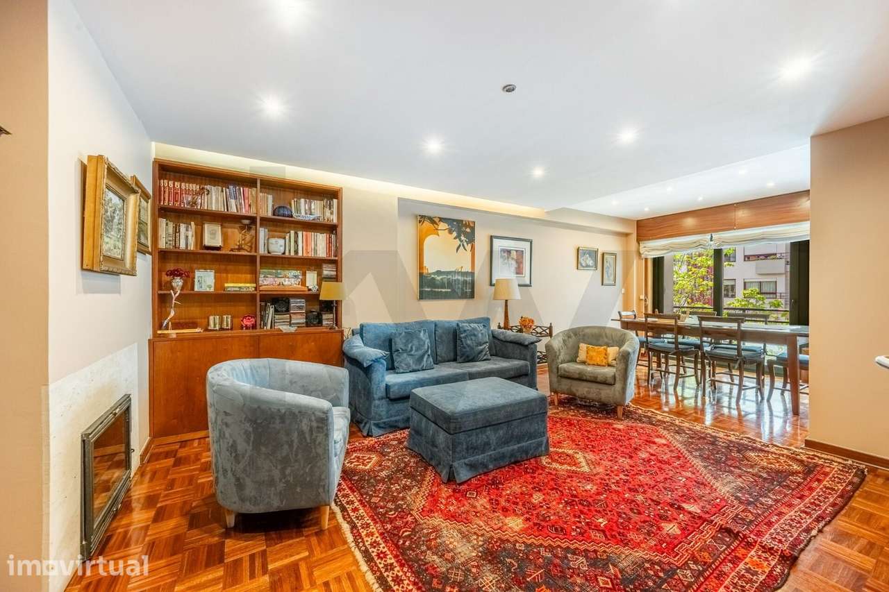 Apartamento T3 com duas varandas na R. S. João Brito - Pinheiro Manso - Grande imagem: 2/28