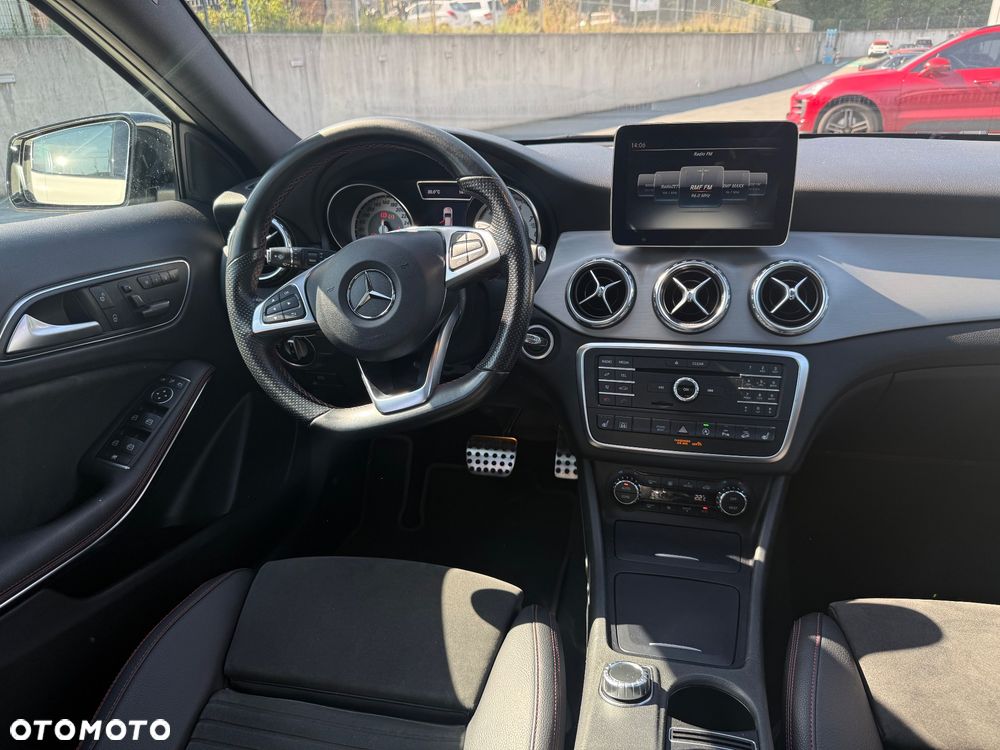 Mercedes-Benz GLA 250 4-Matic AMG Line - 24
