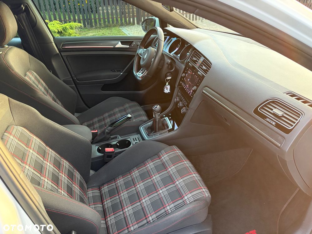 Volkswagen Golf - 25