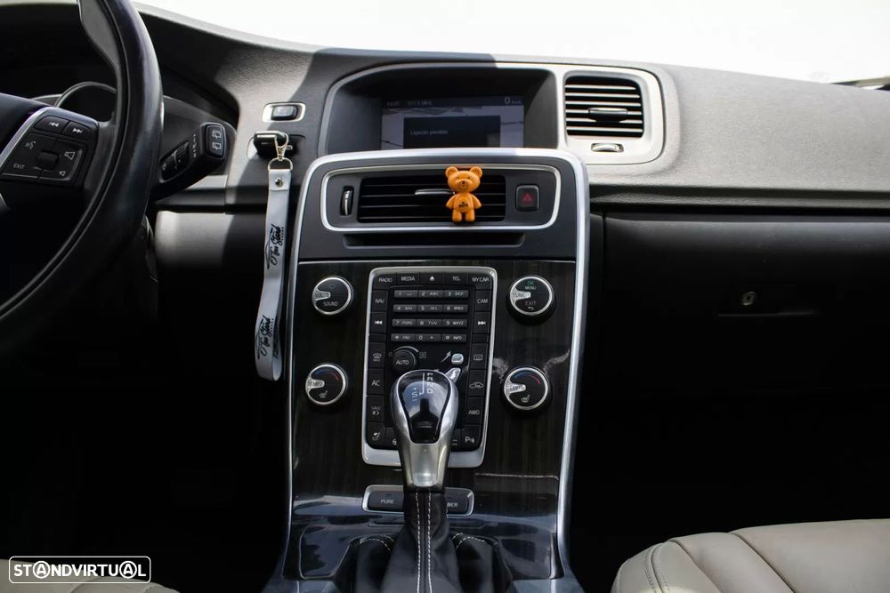 Volvo V60 D6 Plug-In-Hybrid AWD Geartronic Momentum — fotografia 36