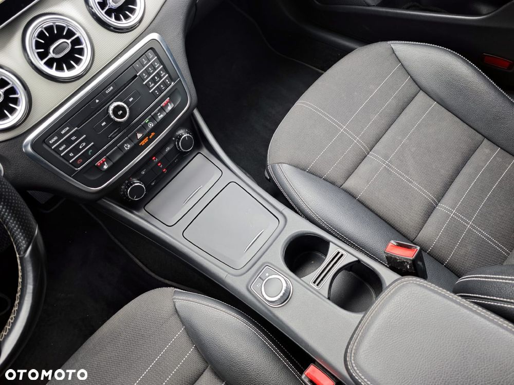 Mercedes-Benz CLA 180 7G-DCT - 17
