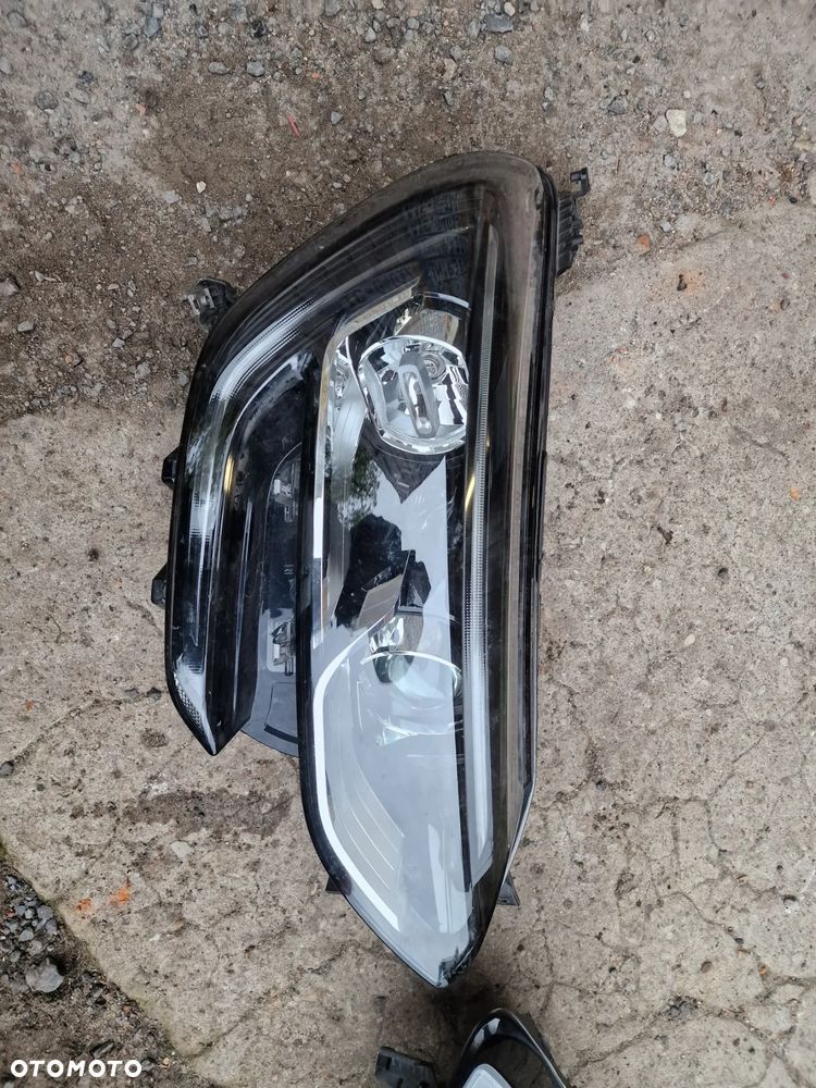 Reflektor  prawa  przód  Renault  megane IV 260100141R - 1
