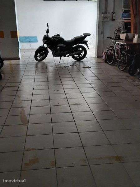 Estacionamento para mota, no centro de Setúbal - Grande imagem: 2/4