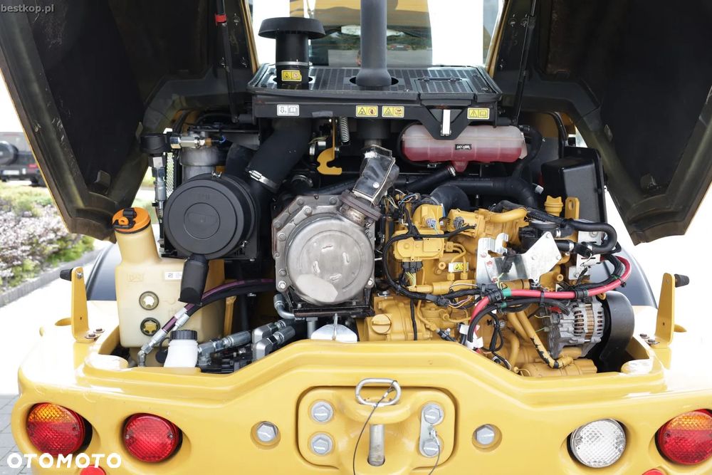 Caterpillar CAT 908M - 36