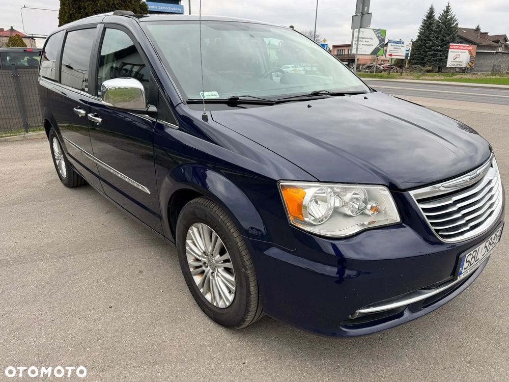 Chrysler Town & Country - 6