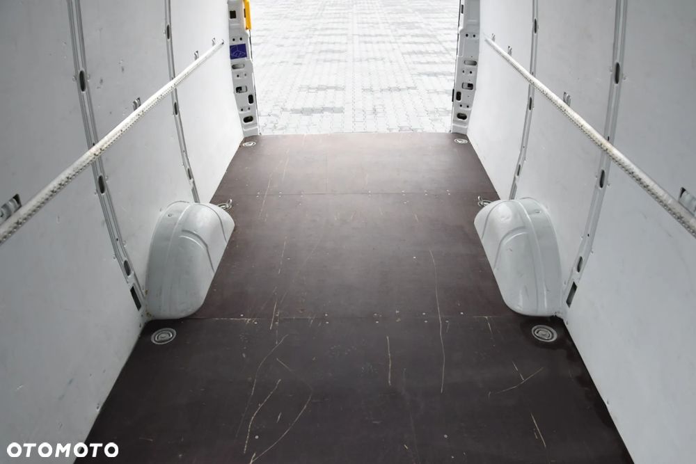 Iveco DAILY MAXI 35S16 / 2.3 - 160 KM / AUTOMAT HI-MATIC / NOWY MODEL / 3 OSOBY / DOSTAWCZE / BLASZAK / KLIMA / CZUJNIKI COFANIA / NISKI PRZEBIEG / 2022 / SERWISOWANY / Z NIEMIEC - 23