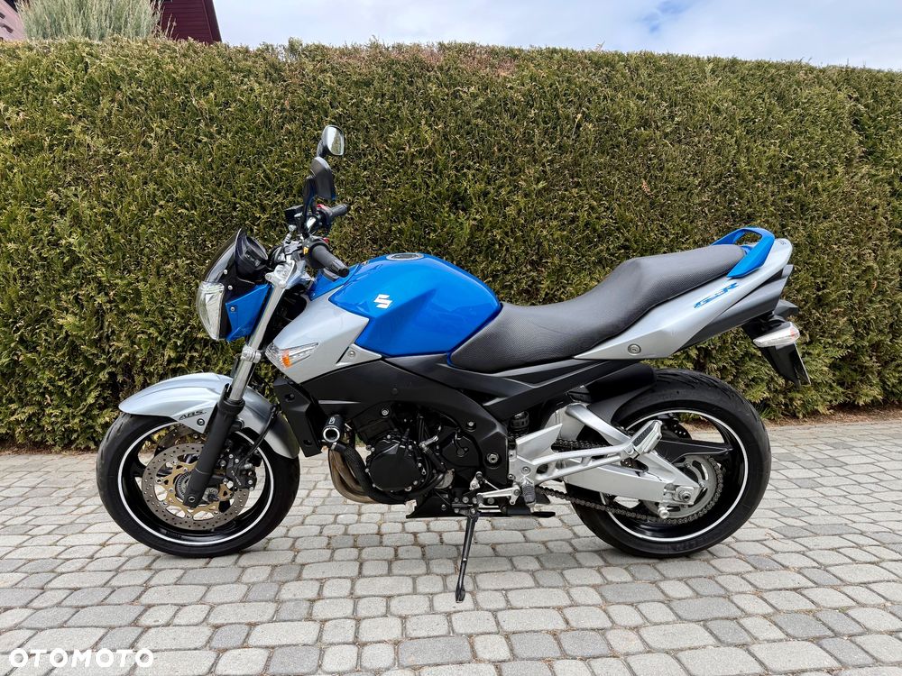 Suzuki GSR - 4