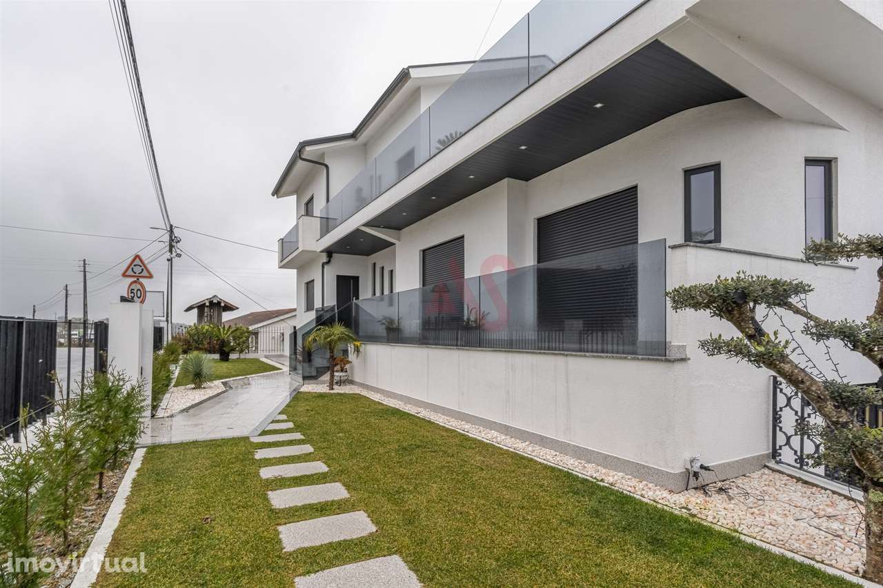 🏡 Moradia T4 + T1 com Jardim, Garagem e Excelente Localização - Grande imagem: 2/29