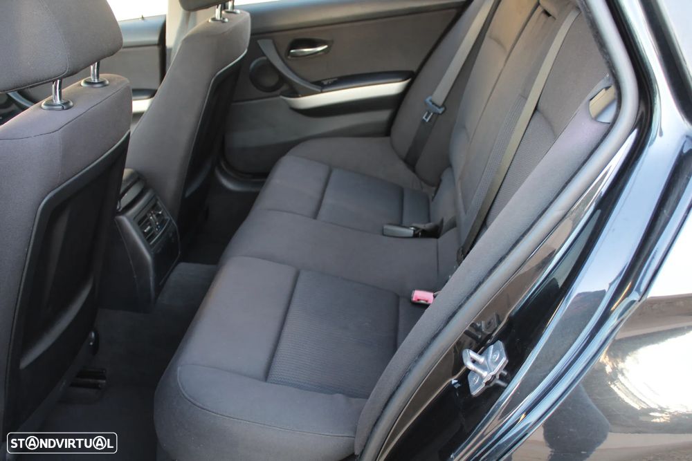 BMW 318 d Dynamic - 11