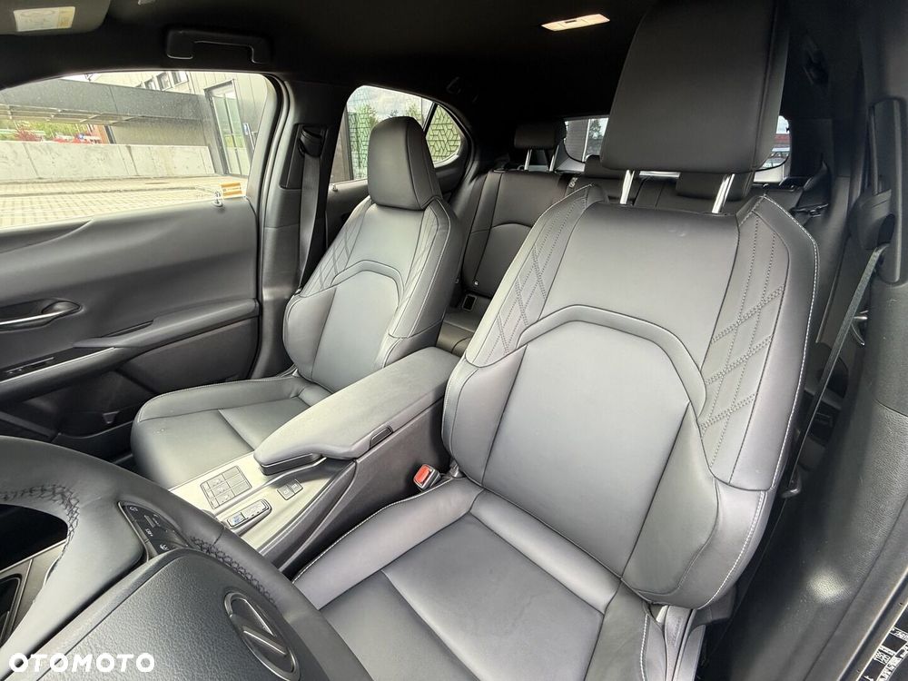 Lexus UX 300h F Sport Design - 8