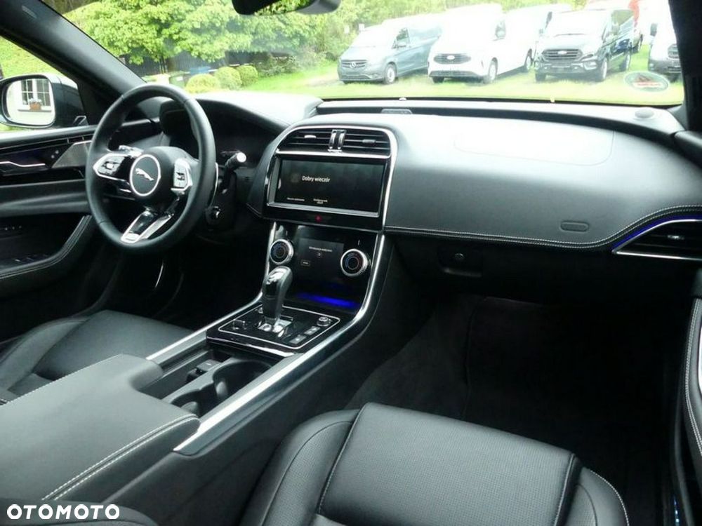 Jaguar XE 2.0 T AWD R-Sport - 16