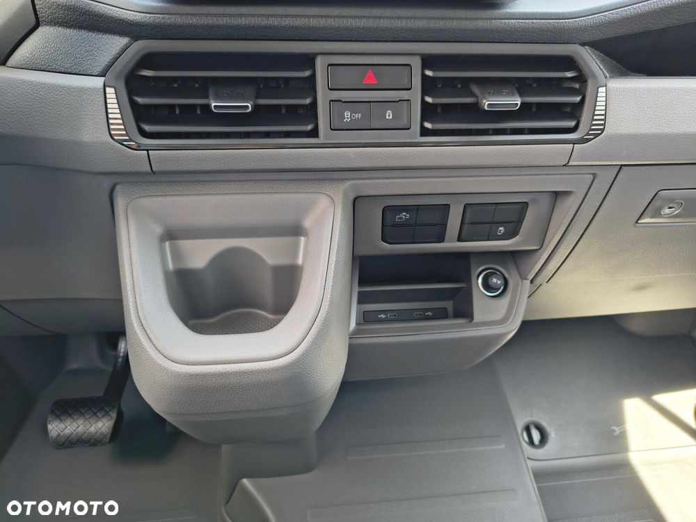 Volkswagen Crafter Grand California 600 silnik: 2,0 l TDI EU6 SCR BlueMotion Technology 130 kW skrzynia biegów: Przedni napęd automatyczna 8-biegowa rozstaw osi: 3640 mm - 29
