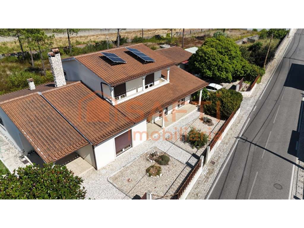 Moradia T4 com garagem, no centro de Pataias com uma area de 1200m2... - Grande imagem: 4/49