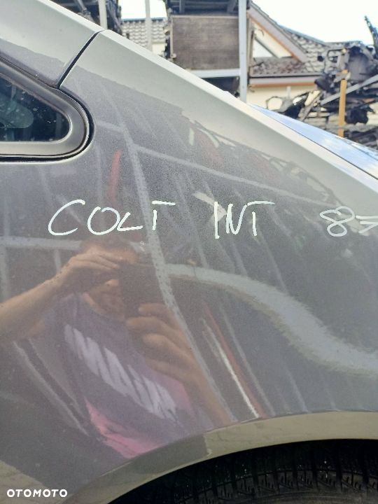 Błotnik Prawy Przedni Przód Mitsubishi Colt VI Kolor: INT - 4