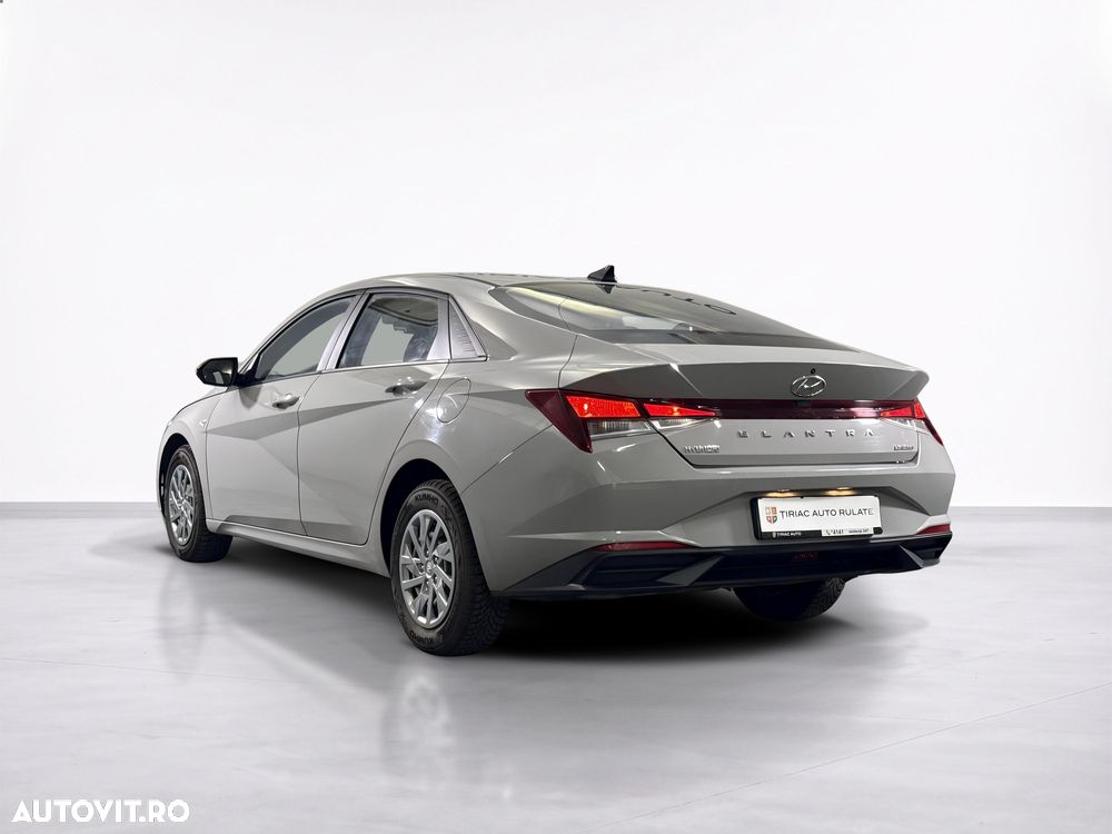 Hyundai Elantra - 4