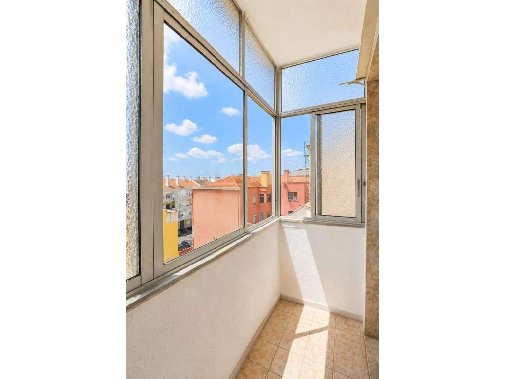 Apartamento T2 Totalmente Renovado com Varandas - Grande imagem: 5/13