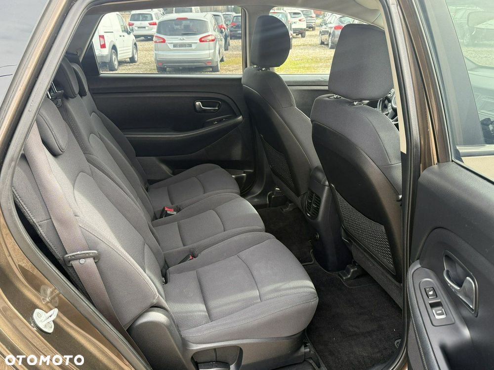 Kia Carens - 31