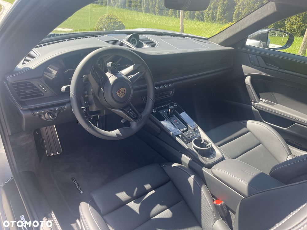 Porsche 911 Carrera 4 GTS - 7