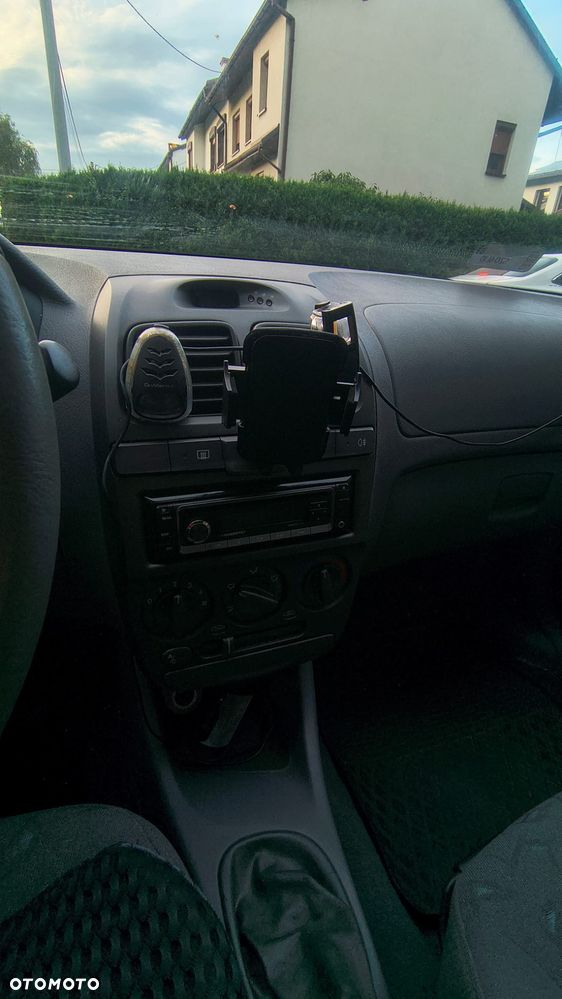 Hyundai Accent - 11