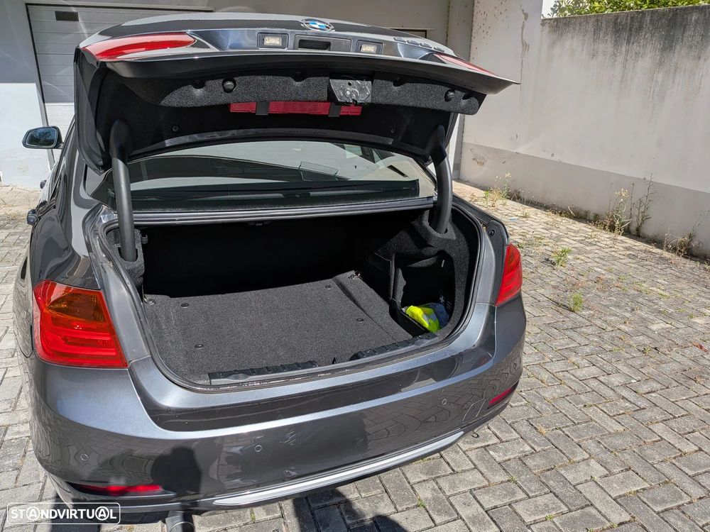 BMW 320 d LifeStyle Auto - 10