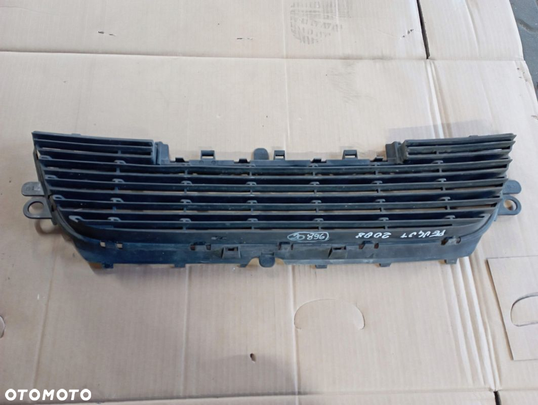 PEUGEOT 2008 KRATKA ŚRODKOWA ZDERZAKA PRZÓD 9678059477 - 2