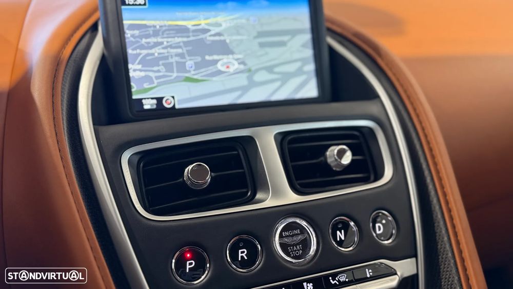 Aston Martin DB11 Coupé - 29