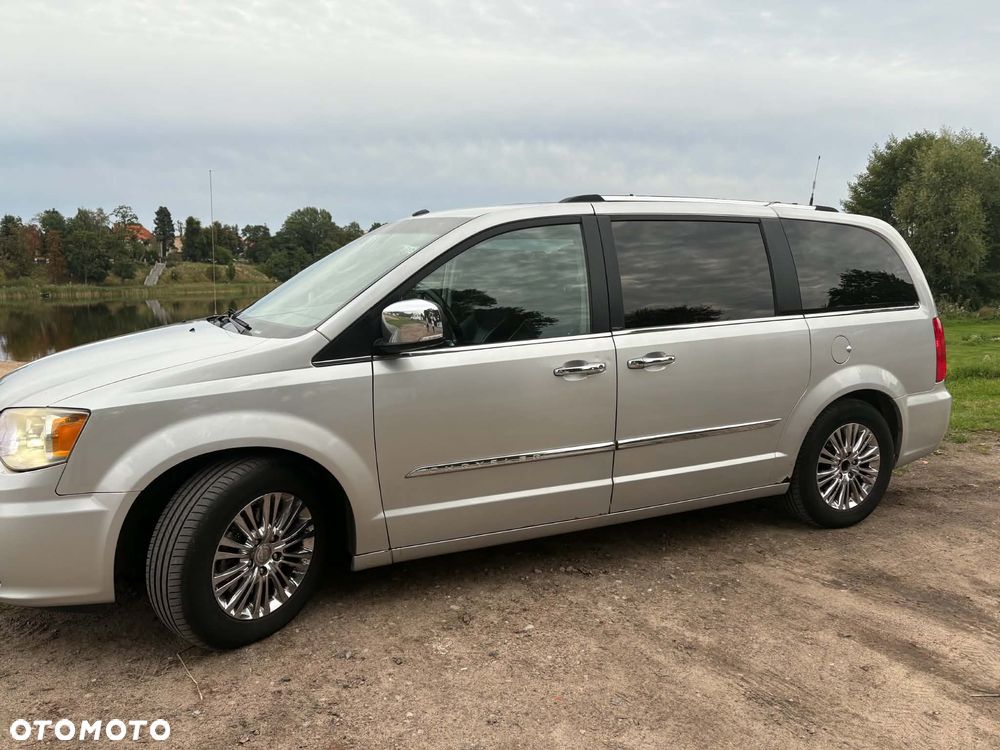Chrysler Town & Country 2010 photo 3