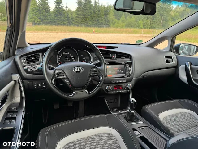 Kia Ceed 1.6 CRDi 128 ISG SW Platinum Edition - 27