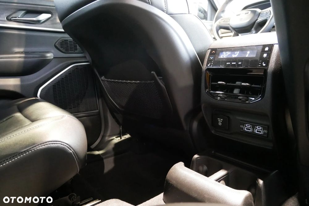 Jeep Grand Cherokee - 31