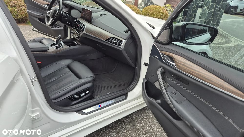 BMW Seria 5 M550i xDrive sport - 8