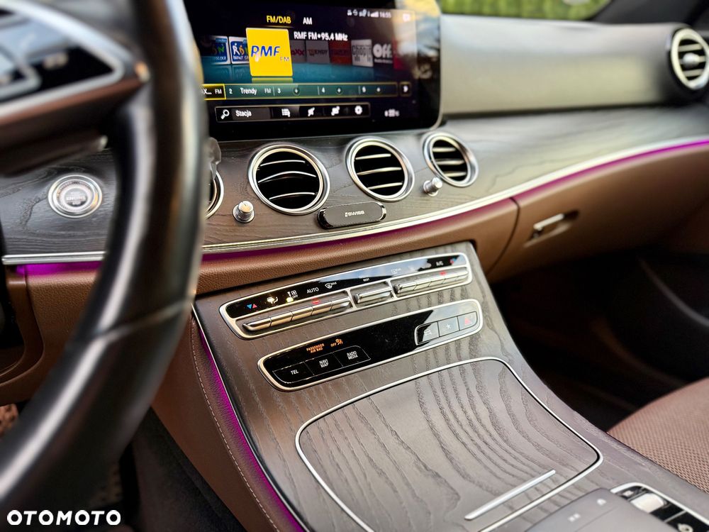 Mercedes-Benz Klasa E 300 de AMG - 25