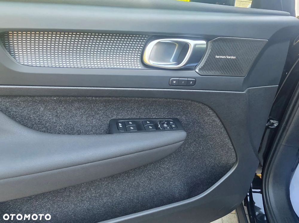 Volvo XC 40 B4 Plus Black Edition - 22