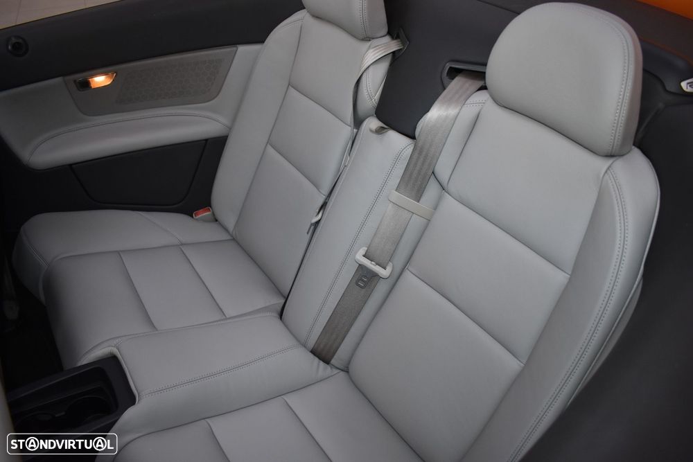 Volvo C70 2.4 D5 Momentum - 34