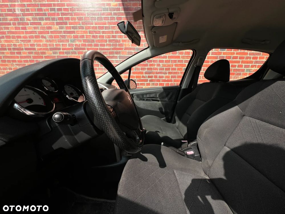 Peugeot 207 - 12