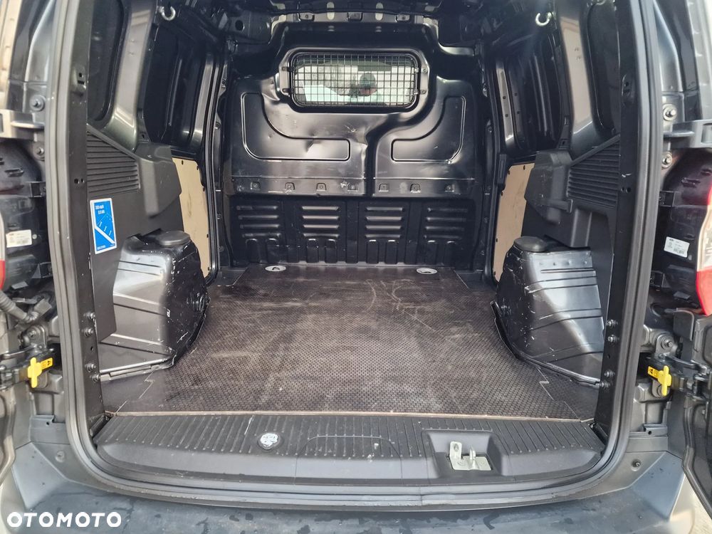 Ford Transit Courier - 19