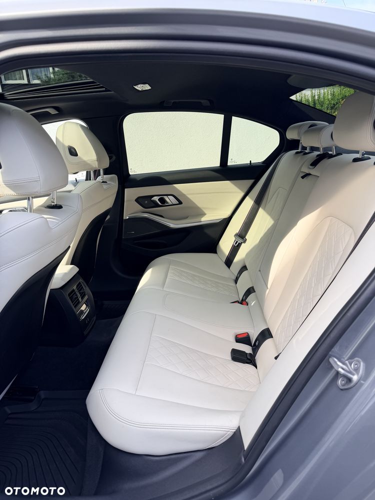 BMW Seria 3 330i xDrive M Sport - 13