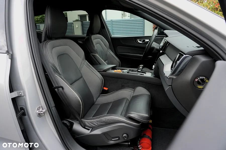 Volvo XC 60 B4 D AWD Plus Dark - 28