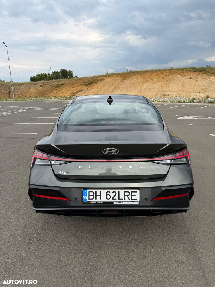 Hyundai Elantra 1.6 l 123 CP CVT Highway - 13