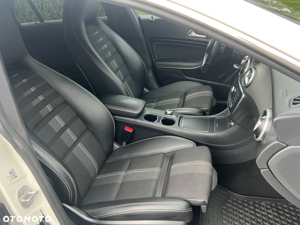 Mercedes-Benz CLA 200 7G-DCT UrbanStyle Edition - 28