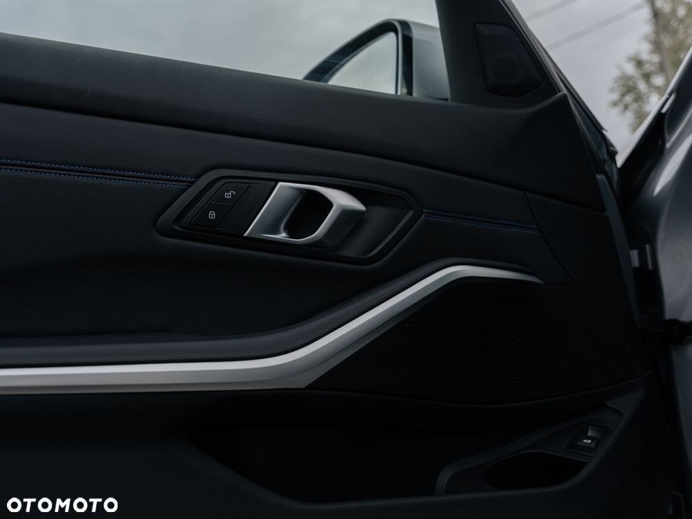 BMW Seria 3 330i M Sport - 13