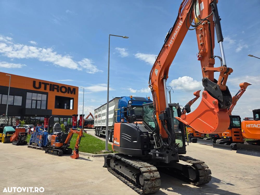 Hitachi ZX85-6, 2022, 2.491h, Masa operationala 8,6t, cupla rapida HIDRAULICA+3 CUPE NOI, senile paduri cauciuc, inst picon si inst rotire pe brate, ad sapare 5m, ridica 3,8t, aer cond, LAMA, STARE FOARTE BUNA, posibil leasing 4 ani-PROMOTIE 62.900 EUR+Tva - 20