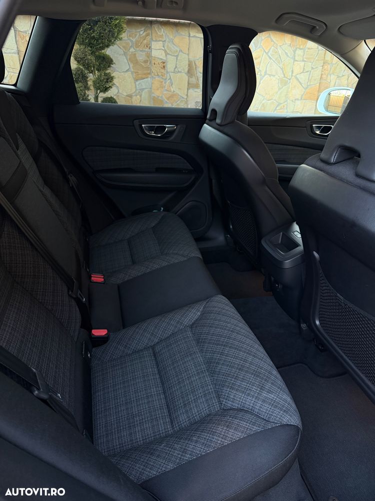 Volvo XC 60 B4 MHEV AWD Momentum Pro - 11