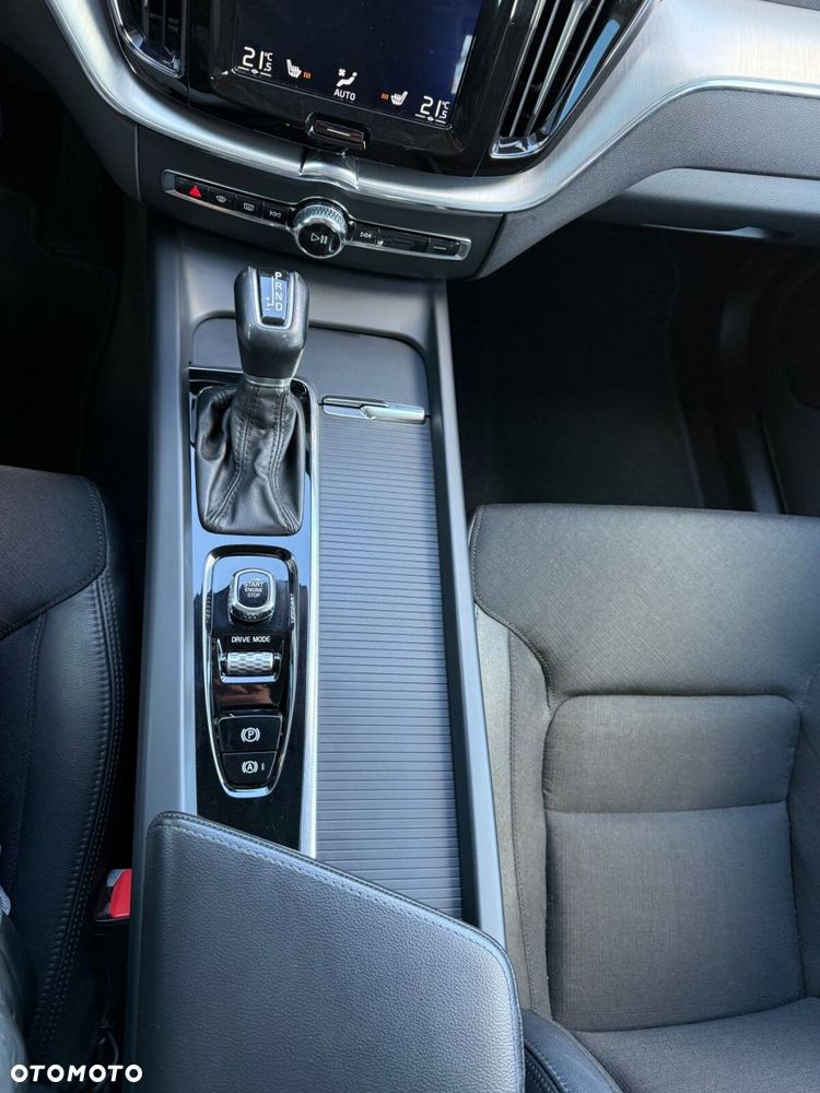Volvo XC 60 T4 Momentum Pro - 21