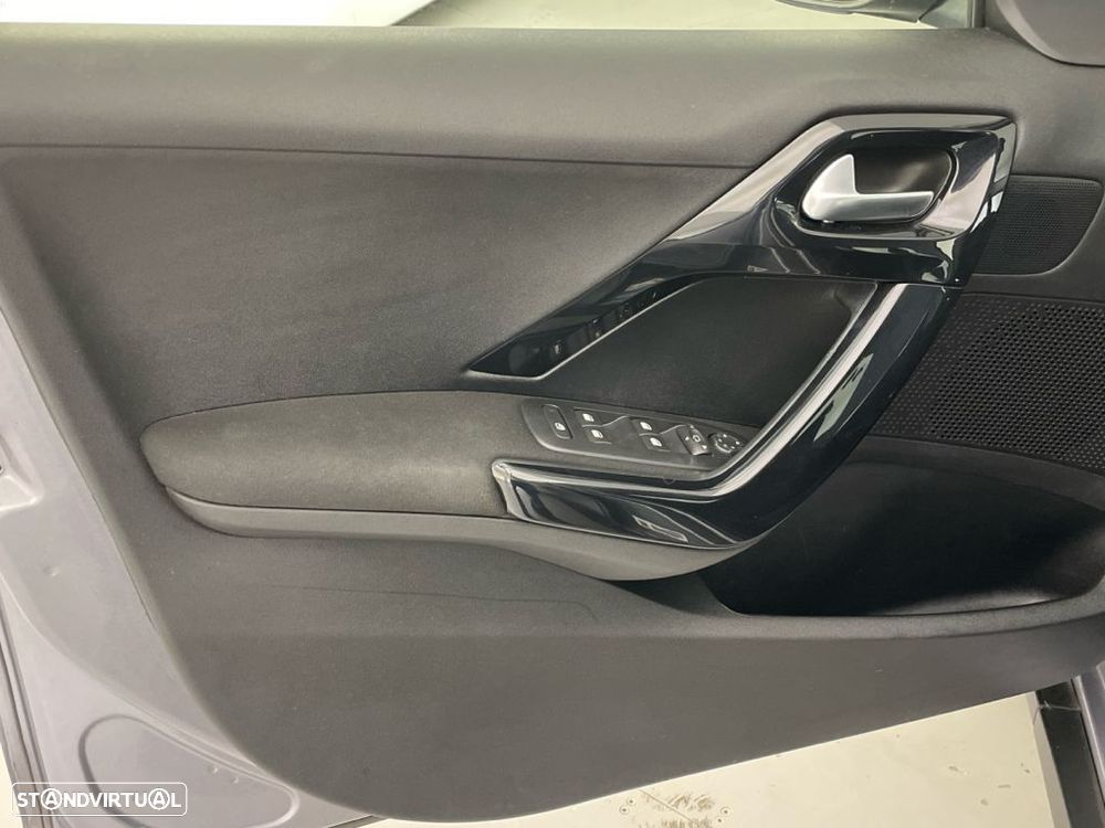 Peugeot 2008 1.2 PureTech Signature — fotografia 16